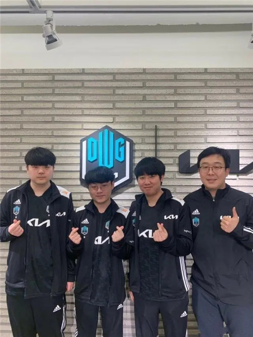 仍在